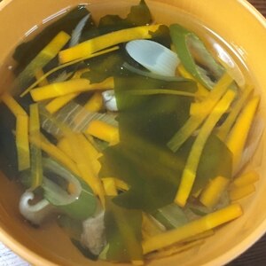 椎茸とわかめと白菜とネギと人参のスープ